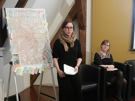 Vortragende vor Stadtplan an Flipchart ©Denkzeitraum