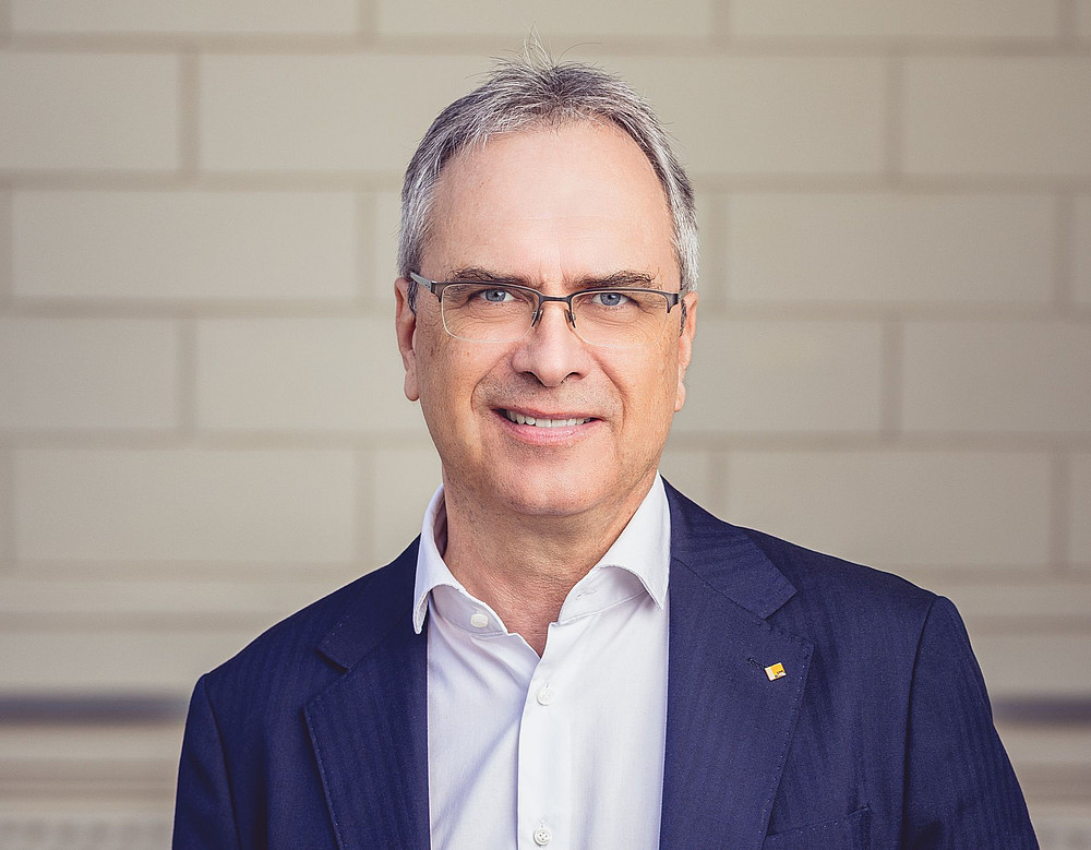 A portrait of Peter Riedler in front of the University Library in Graz ©Uni Graz/Monika Winter-Reiter