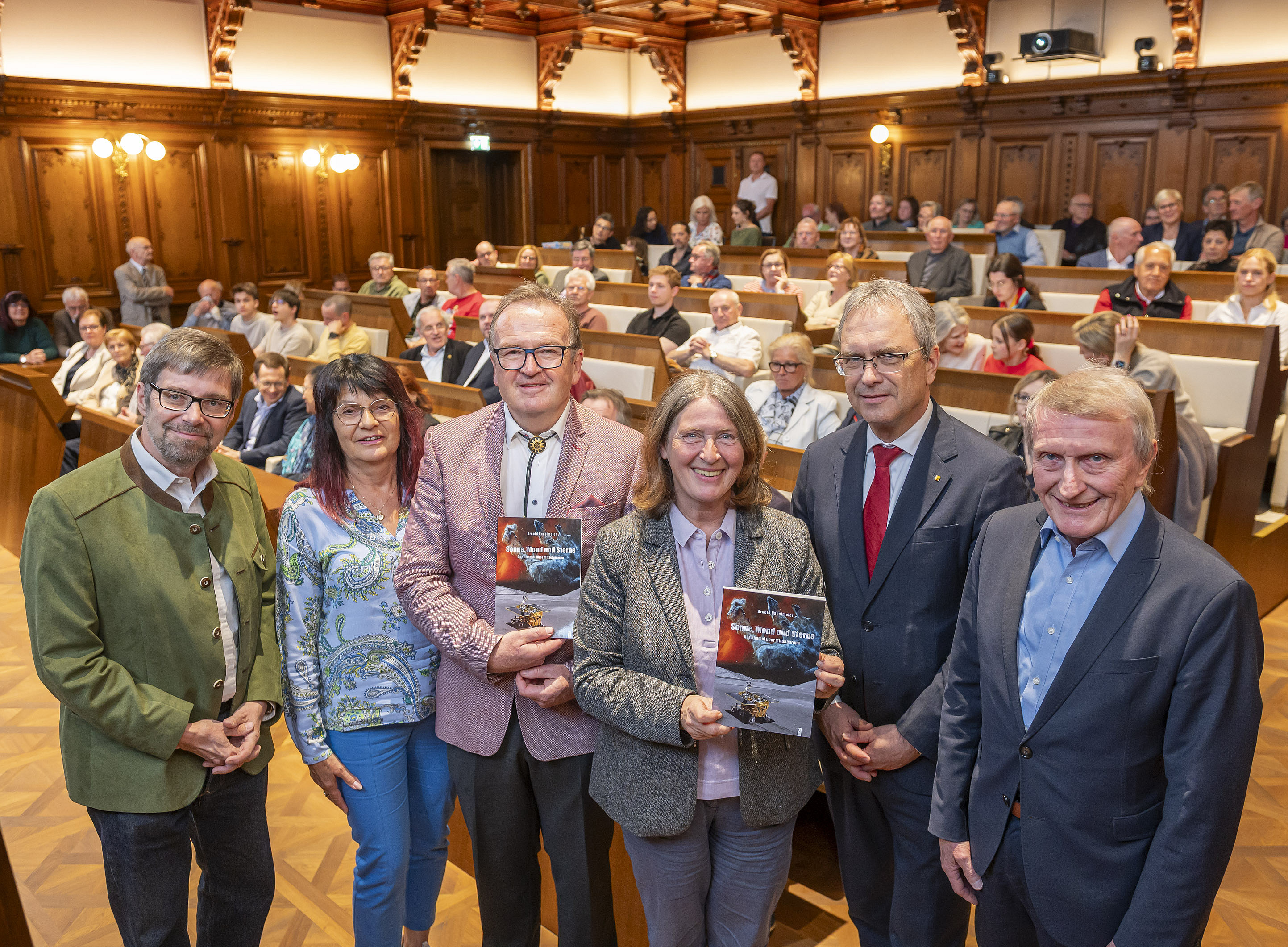 Neben Hanslmeier links seine Lebensgefährtin Anita Kohl sowie Herr Werbner Rannacher vom ORF, die die Moderation übernahmen. ©Foto Fischer, Graz