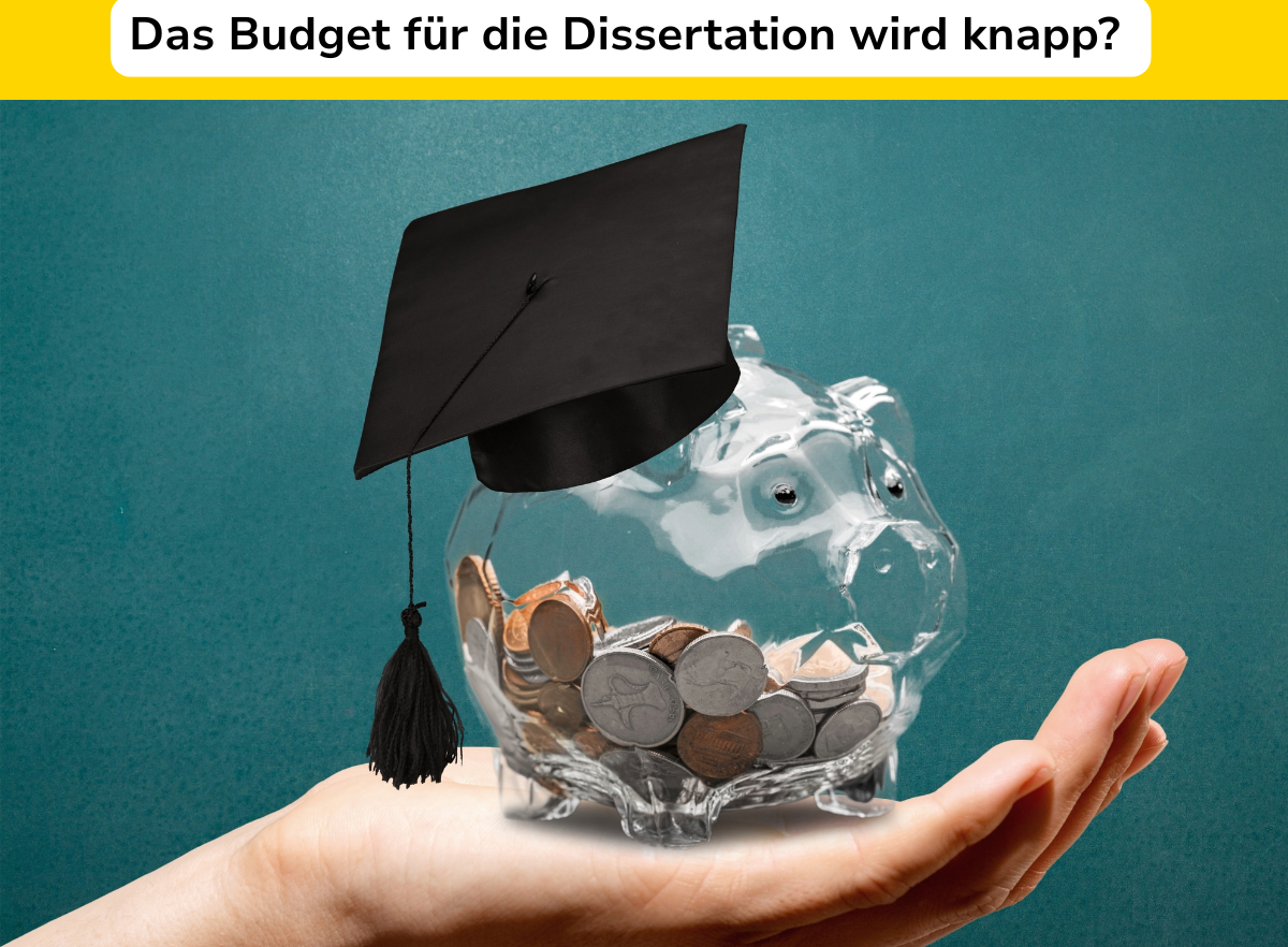 Eine Hand hält ein durchsichtiges Sparschwein hoch, das einen Doktorhut trägt ©Raphaela Hemet, Uni Graz. adobe stock-Bild: 244023525 