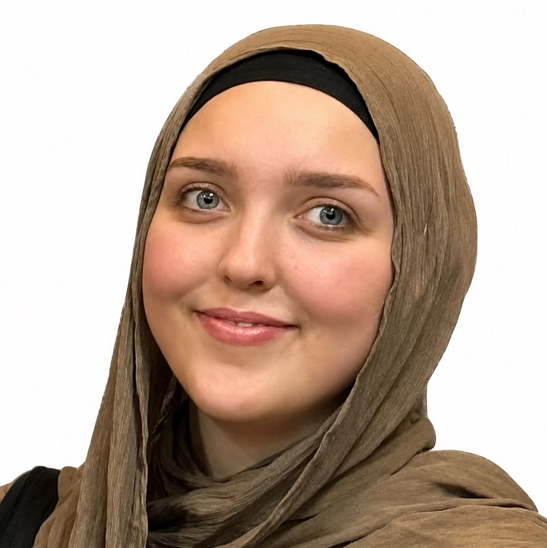 Portraitfoto einer lächelnden jungen Frau mit Hijab