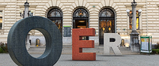 Buchstaben OER vor dem Hauptgebäude der Uni Graz