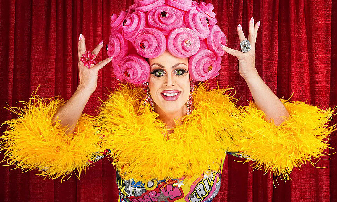 Dragqueen in bunter Kleidung