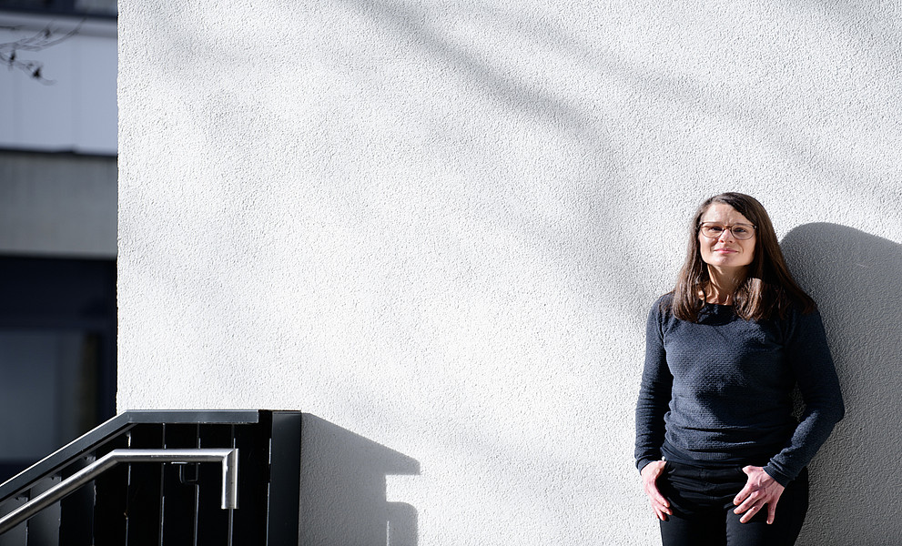 Die Forscherin Nina Hampl vor dem Cafe Famoos an der Univeristät Graz