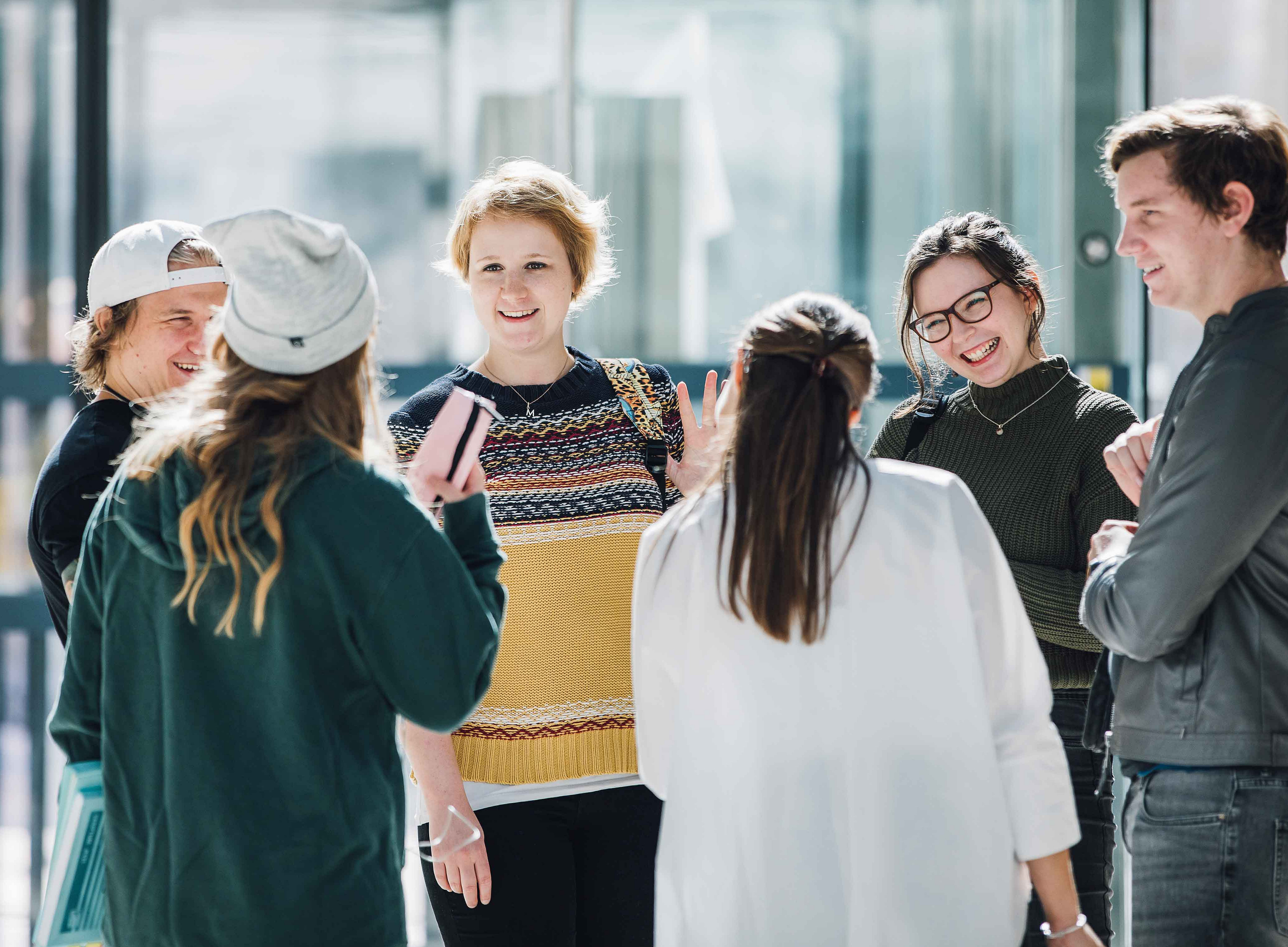 eine Gruppe mit fünf sechs jüngeren Frauen und Männern steht in einem Kreis und spricht ©Uni Graz/Kanizaj