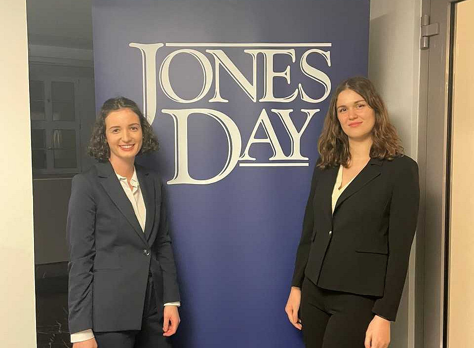 Grazer Moot Court Team vor einem Roll-Up der Kanzlei Jones Day 