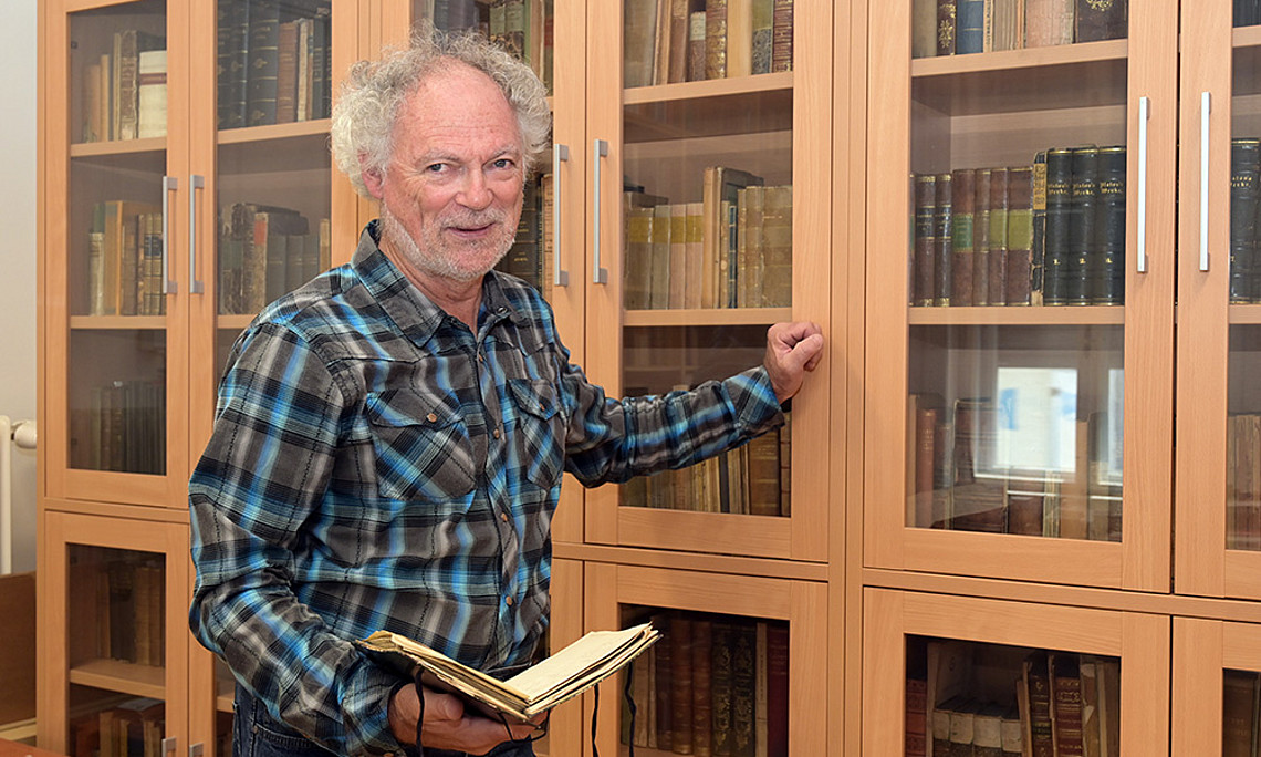 Thomas Binder bearbeitet den Nachlass von Franz Brentano in Graz. Foto: Uni Graz/Eklaude
