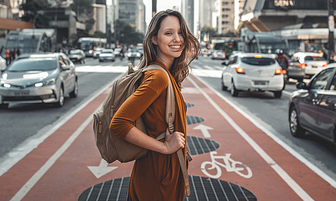 Ein Studienaufenthalt im Ausland ist eine aufregende, bereichernde Zeit. Aktuell bleiben aber die Studierenden aufgrund der Corona-Pandemie vermehrt zuhause. Foto: Guilherme Stecanella/unsplash.com
