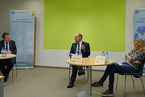 Sascha Ferz, Stefan Vorbach und Sigrun Koller (v.l.) diskutierten in einer digitalen Veranstaltung über die Rolle von sozialer Kompetenz bei Unternehmensgründungen. Bernhard Weber war online zugeschaltet. Foto: Tomaš Klimann. 