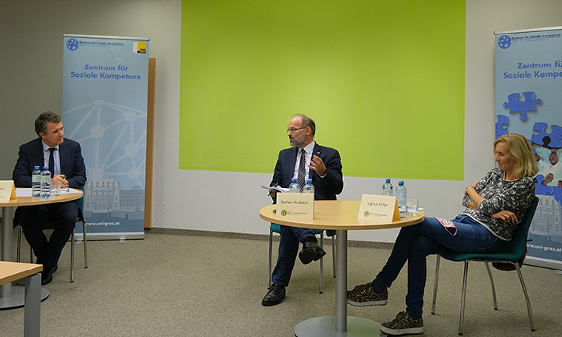Sascha Ferz, Stefan Vorbach und Sigrun Koller (v.l.) diskutierten in einer digitalen Veranstaltung über die Rolle von sozialer Kompetenz bei Unternehmensgründungen. Bernhard Weber war online zugeschaltet. Foto: Tomaš Klimann. 