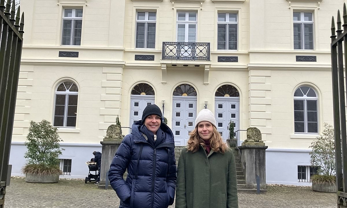 Prof. De Wet und Univ.-Ass. Sailer vor der Uni Düsseldorf