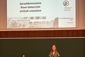 Melanie Renner hält Vortrag zu sprachbewusstem NAWI-Unterricht (Foto: Melanie Renner)