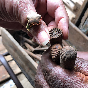 Zwei Händen halten Utensilien aus dem Bereich der Goldschmiedekunst ©Katharina Oké