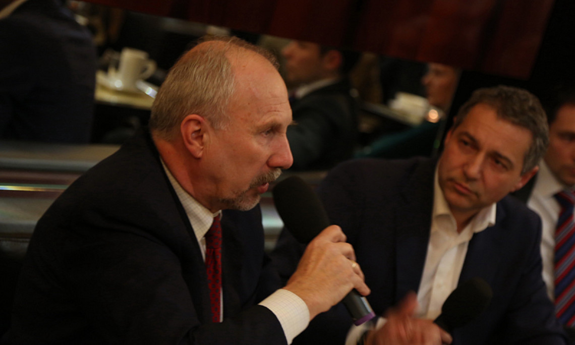 OeNB-Chef Ewald Nowotny (links) im Gespräch mit Politik-Cafe-Gastgeber Markus Steppan