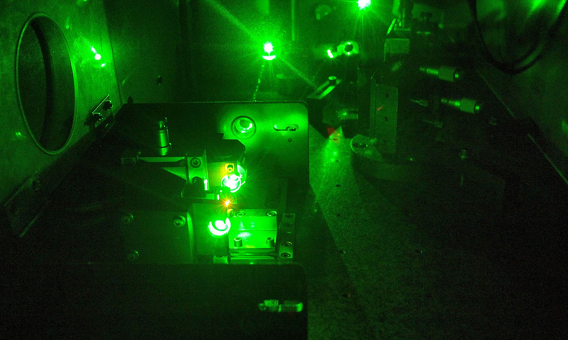Lichtforschung auf dem nächsten Level an der Uni Graz: Ein Lasersystem erzeugt Femtosekunden-Laserpulse. Foto: Harald Ditlbacher, Institut für Physik.