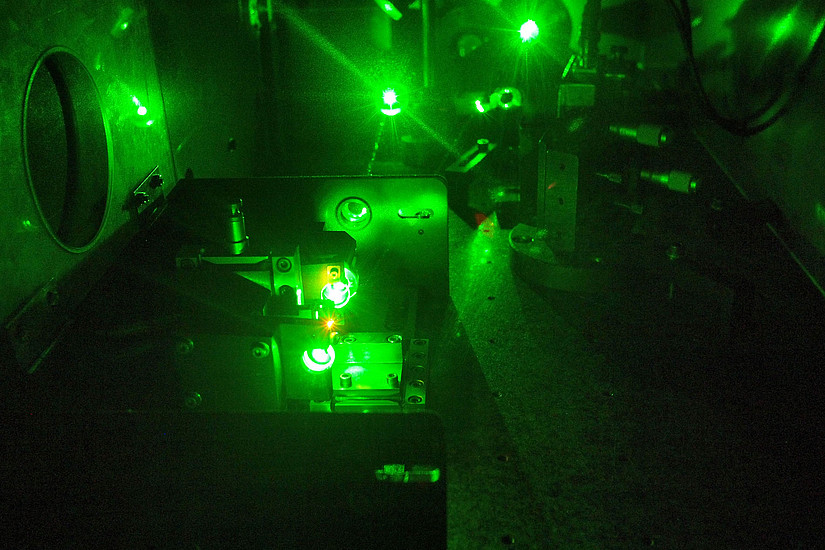Lichtforschung auf dem nächsten Level an der Uni Graz: Ein Lasersystem erzeugt Femtosekunden-Laserpulse. Foto: Harald Ditlbacher, Institut für Physik.
