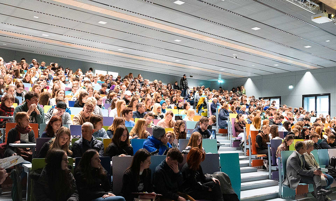 Ein voller Alumni-Hörsaal zum Start des Tages der Offenen Tür. Fotos: Uni Graz/Angele