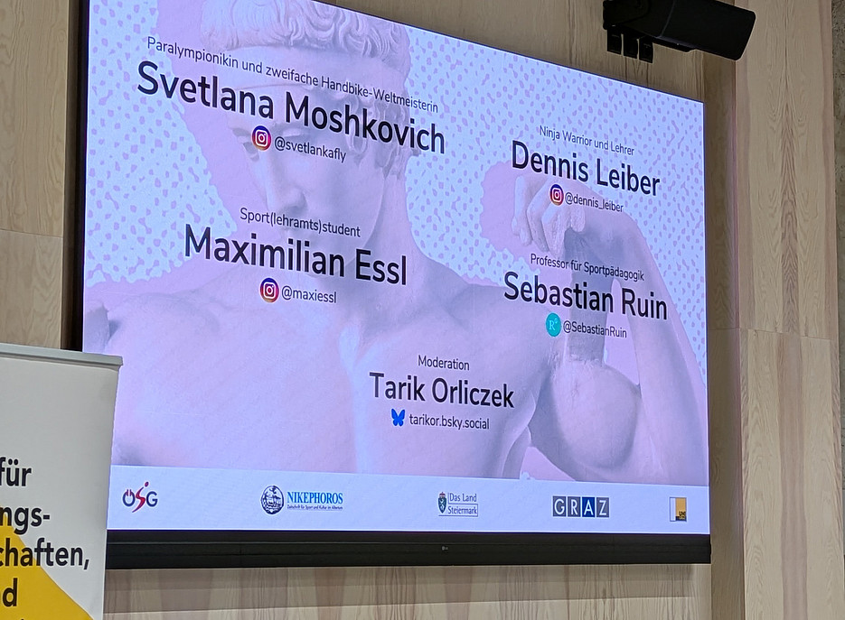 Bildschirm der die Namen und Social Media Links der Vortragenden zeigt. ©Mateja Marsel