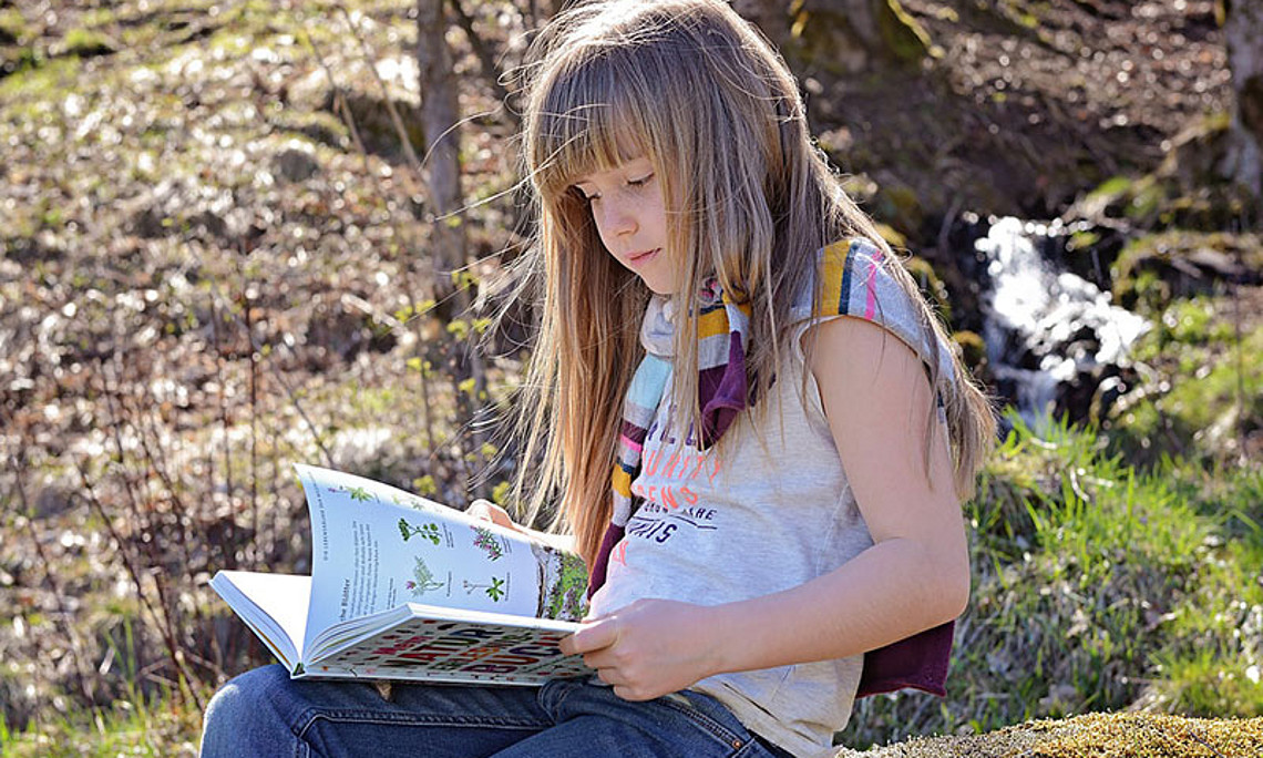 Lesen gehört für viele Kinder zum Sommer dazu: Grazer PsychologInnen zeigen in einer aktuellen Studie, dass die Lesefertigkeit von SchülerInnen über die großen Ferien steigt. Bild: Pezibear/pixabay.com 
