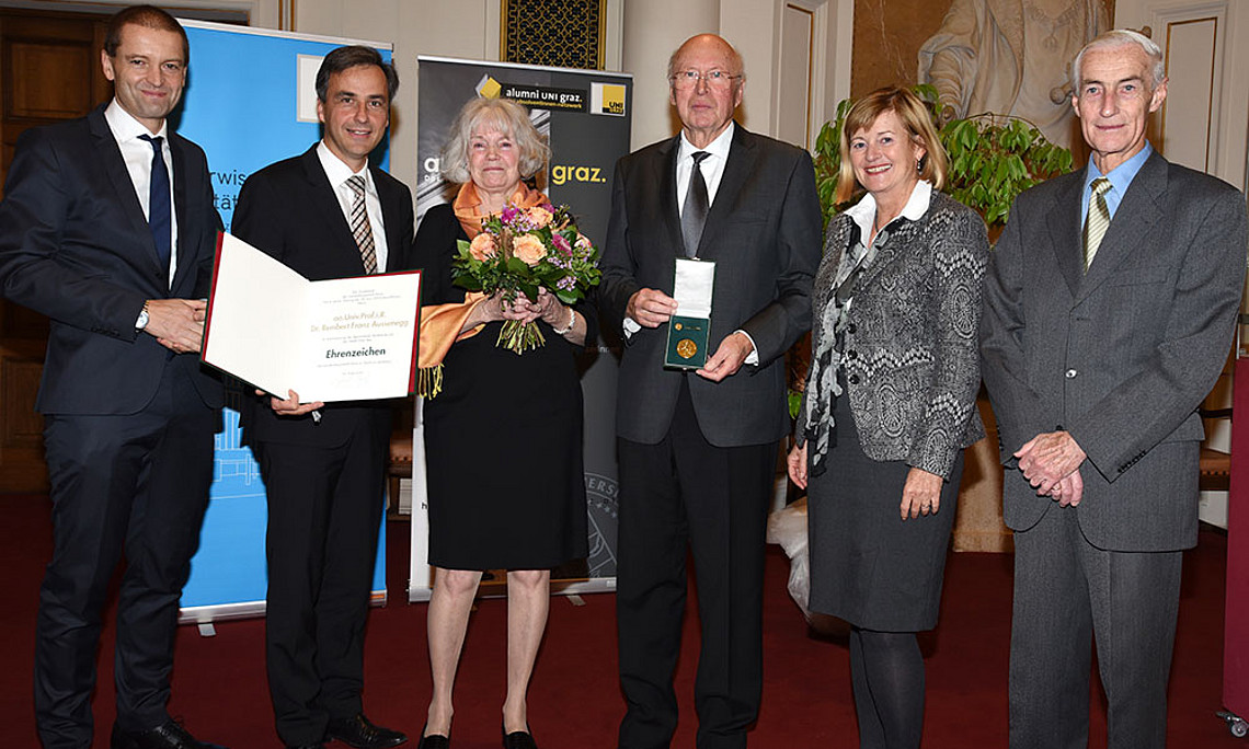 Bürgermeister Siegfried Nagl (2.v.l.) überreichte das Goldene Ehrenzeichen an Franz Aussenegg - im Bild mit seiner Frau. Rektorin Christa Neuper (2.v.r.), NAWI-Dekan Christof Gattringer (l.) und Alt-Bürgermeister Alfred Stingl gratulierten. Fotos: Uni 