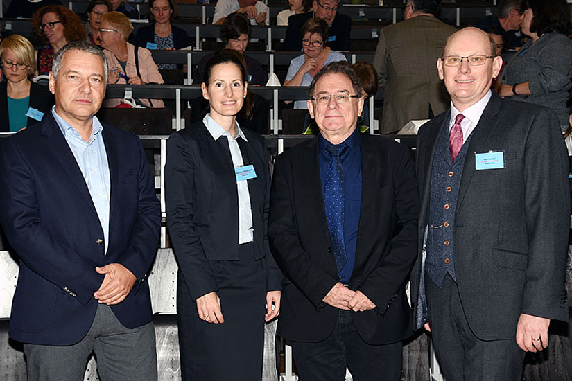 REWI-Vizestudiendekan Markus Steppan, Marlene Peinhopf vom Institut für Rechtswissenschaftliche Grundlagen (Organisation), Rudolf Muhr, Obmann von Klarsprache.at, und PLAIN-Präsident Neil James (v.l.). Fotos: Uni Graz/Pichler