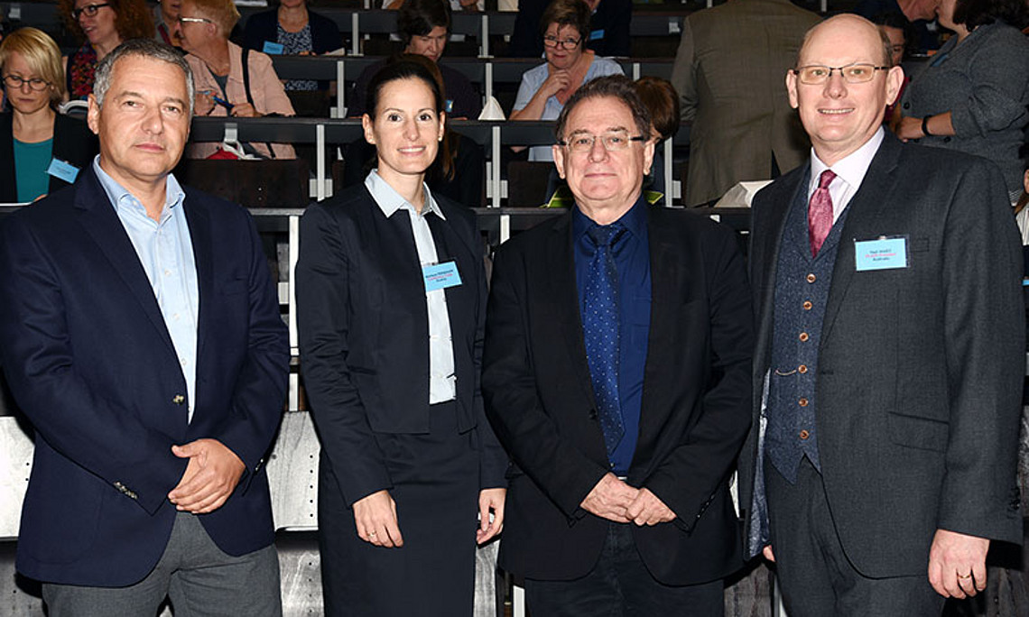REWI-Vizestudiendekan Markus Steppan, Marlene Peinhopf vom Institut für Rechtswissenschaftliche Grundlagen (Organisation), Rudolf Muhr, Obmann von Klarsprache.at, und PLAIN-Präsident Neil James (v.l.). Fotos: Uni Graz/Pichler