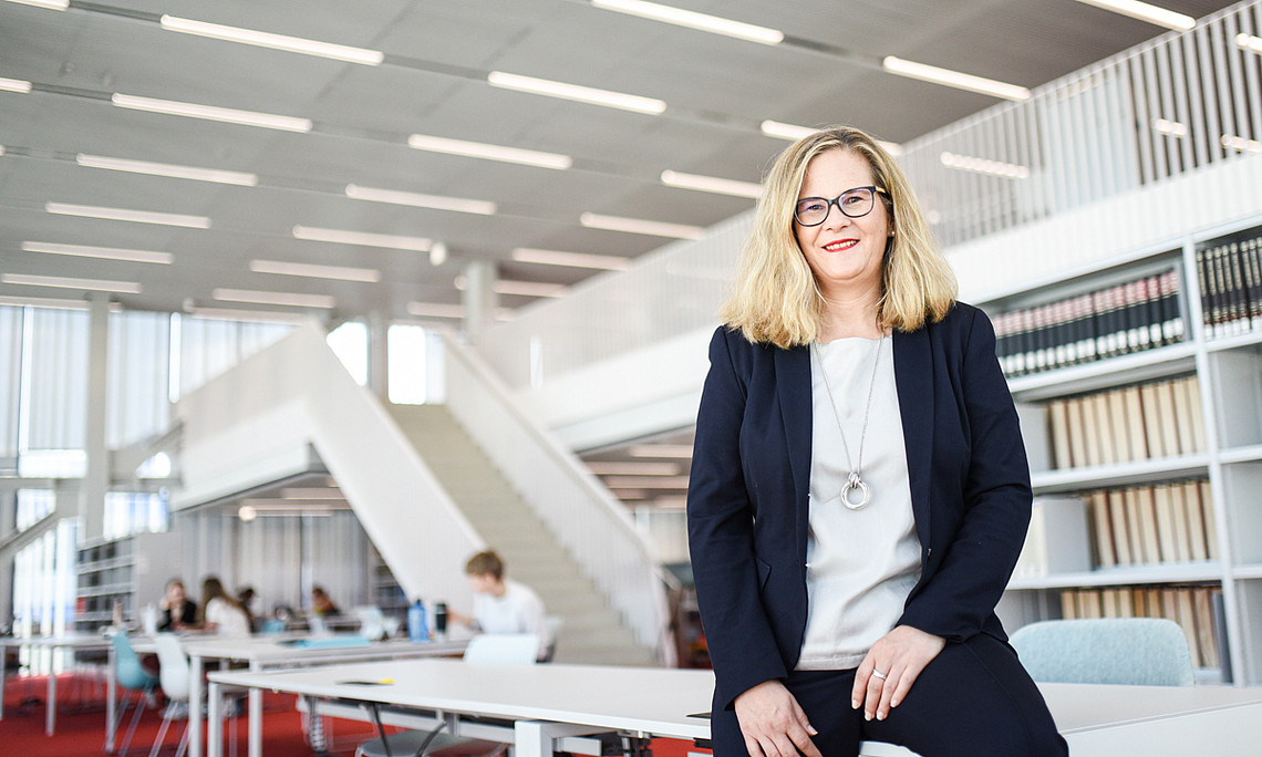 Von Wien nach Graz: Die Oberösterreicherin Pamela Stückler ist die neue Leiterin der größten steirischen Bibliothek. Foto: Uni Graz/Tzivanopoulos