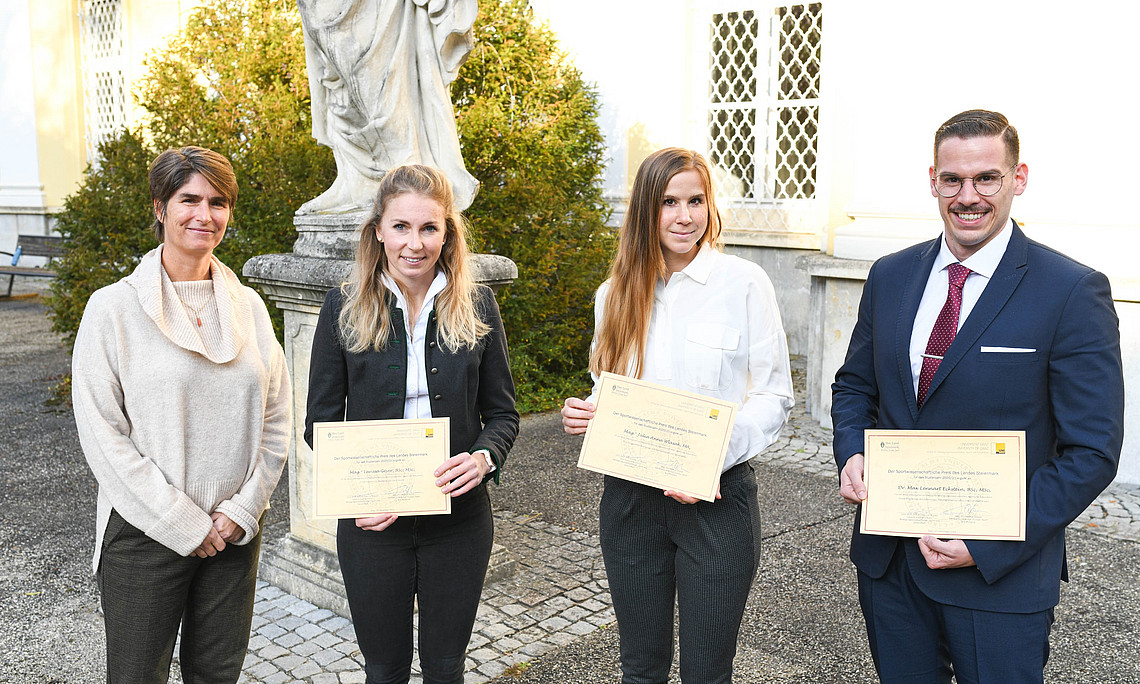 von links nach rechts: Institutsleiterin Mireille van Poppel, Larissa Geyer, Julia Wlasak, Max Eckstein (fehlt am Bild: Maximilian Stangl)