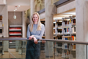 Juristin Anna Anderwald in der RESOWI-Bibliothek