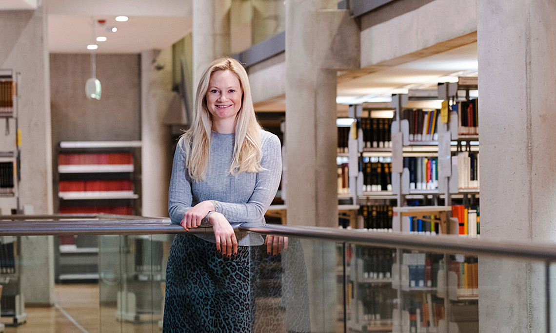 Juristin Anna Anderwald in der RESOWI-Bibliothek
