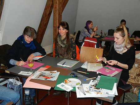 Gruppe Menschen um Tisch beim Collage basteln ©Denkzeitraum