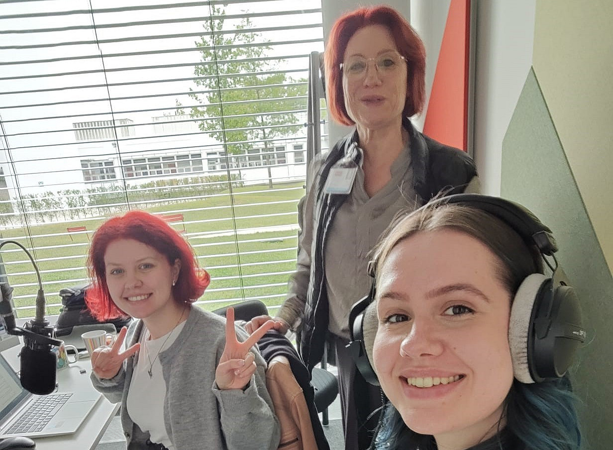 Studierende im Radiostudio 
