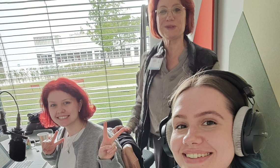 Studierende im Radiostudio