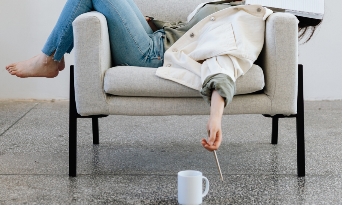 Person auf Couch: Canva-Design