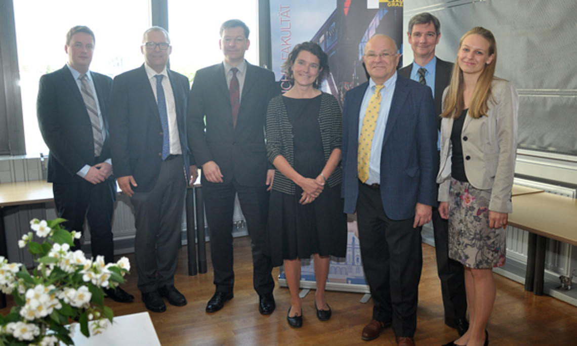 Dekan der REWI-Fakultät Joseph Marko, Vizedekan Stefan Storr, die Vortragenden Dr. Christian Pippan und MMag. Dr. Christina Binder sowie die SprecherInnen des Forums Ass.-Prof. Dr. Klaus Poier, Ass.-Prof. Dr. Thomas Garber und Ass.-Prof. Dr. Eva Tscherne