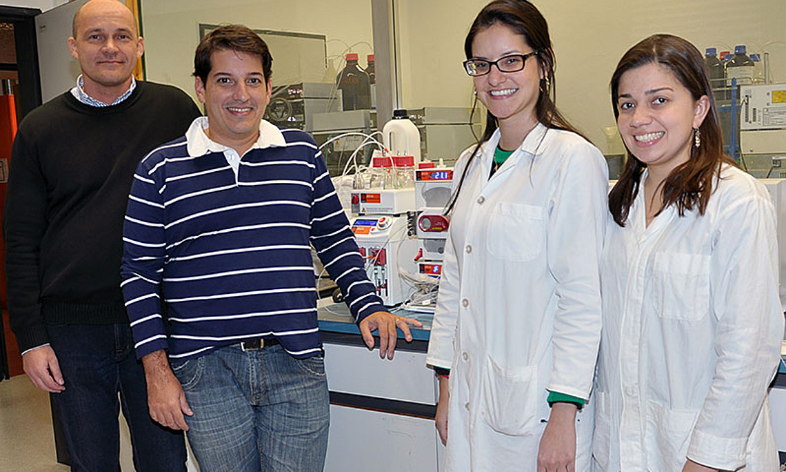 Oliver Kappe und Rodrigo De Souza mit den Stipendiatinnen Luciana dalla Vechia und Raquel de Oliveira Lopes (v.l.)