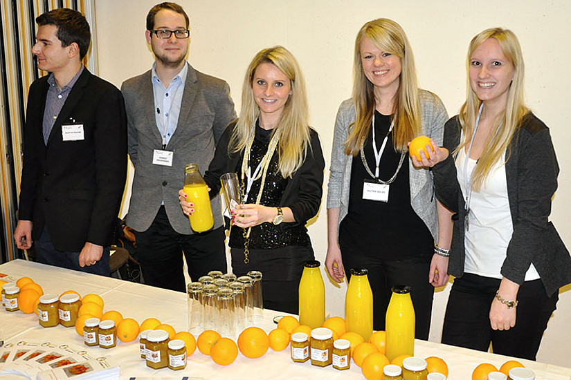 Martin Brahm, Gernot Dreisiebner, Christina Grün, Katrin Adler und Eva Klingenschmid (v.l.) erstellten ein umfassendes Marketing-Konzept für Orangensaft von pro mente.
