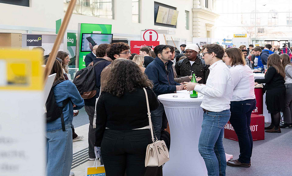 Besucher:innen im Foyer der Bibliothek