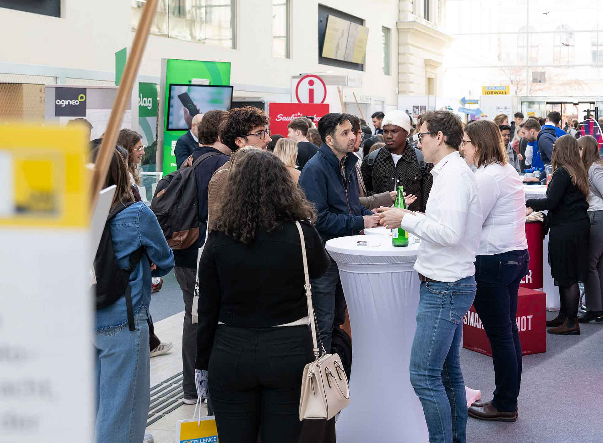 Besucher:innen im Foyer der Bibliothek 