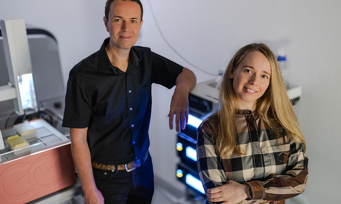 Jürgen Hartler and Leonida Lamp in front of research equipment