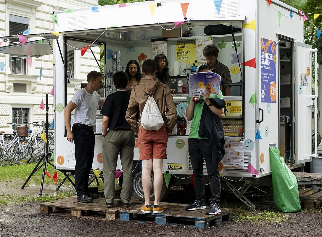 Menschen stehen vor dem Spritzerstand, der ein LUIS*A-Spot ist ©Universität Graz