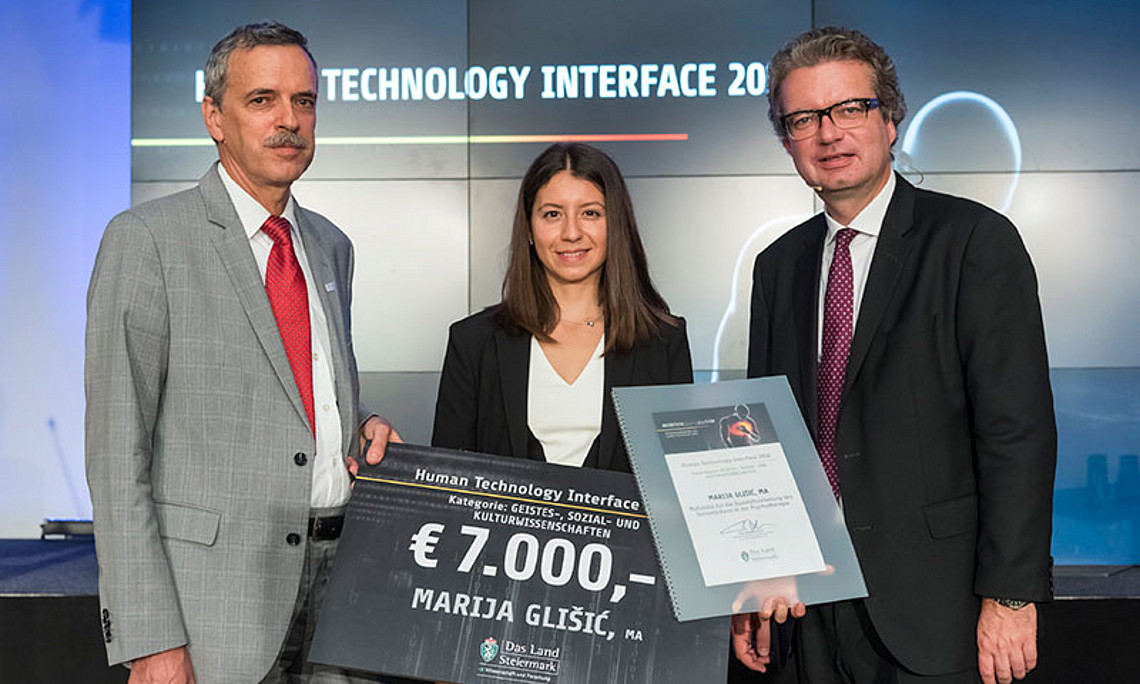 Wolfgang Pribyl, Geschäftsführer des Joanneum Research, Preisträgerin Marija Glišić und Landesrat Christopher Drexler (v.l.). Foto: Werner Krug. 