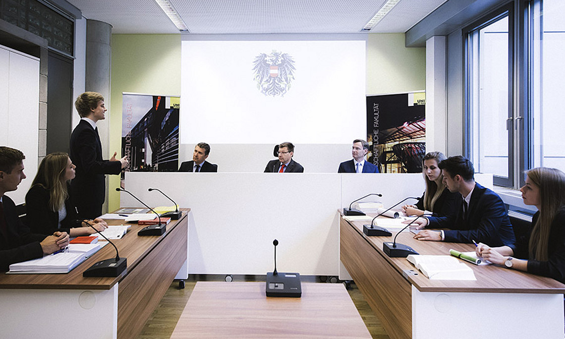 Gerichtssaal für Studierende an der Uni Graz – im ersten Moot-Court-Raum an einer österreichischen Universität können StudentInnen der Rechtswissenschaften ihr juristisches Wissen anwenden. Foto: Uni Graz/Kanizaj 