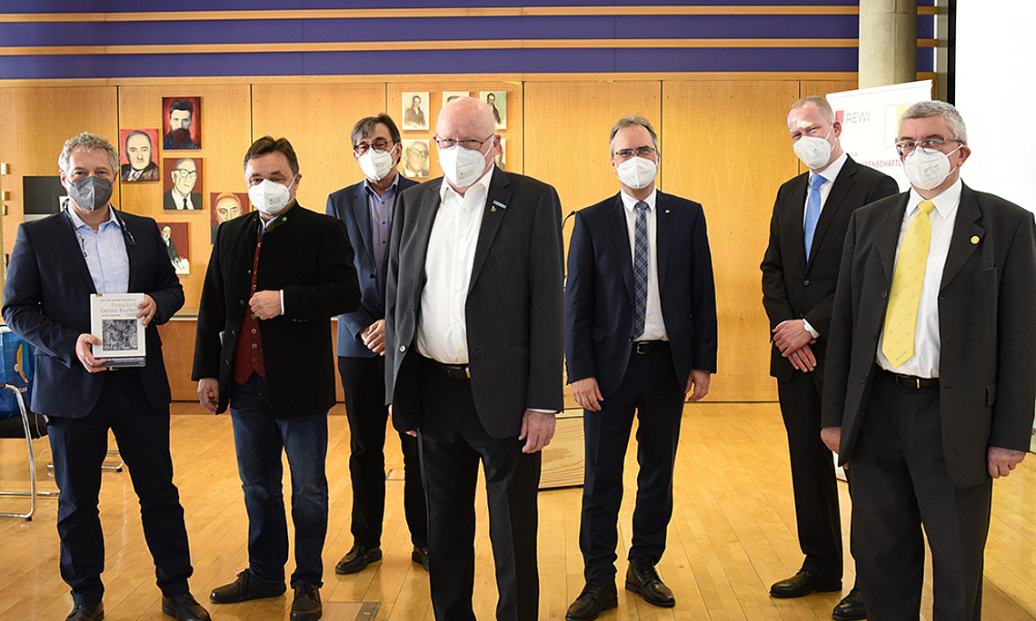 Festschrift zum Geburtstag: Markus Steppan, Alfred Gutschelhofer, Wolfgang Hölzl, Gernot Kocher, Peter Riedler, Christoph Bezemek und Borut Holcman (v.l.) Foto: Uni Graz/Schweiger 