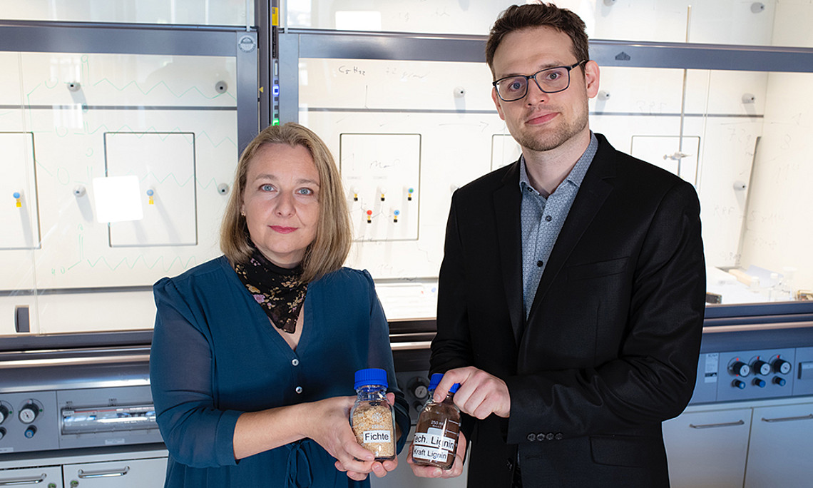 Katalin Barta Weissert und Markus Hochegger entwickeln „grüne“ Tenside aus Lignin, einem Abfallprodukt der Papierindustrie. Foto: Uni Graz/Tzivanopoulos 