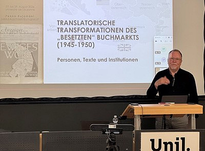 Pekka Kujamäki vor einer Präsentation 