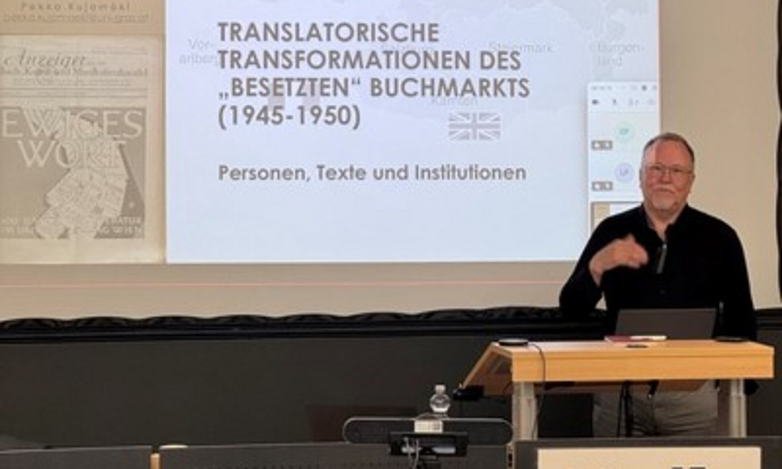 Pekka Kujamäki vor einer Präsentation
