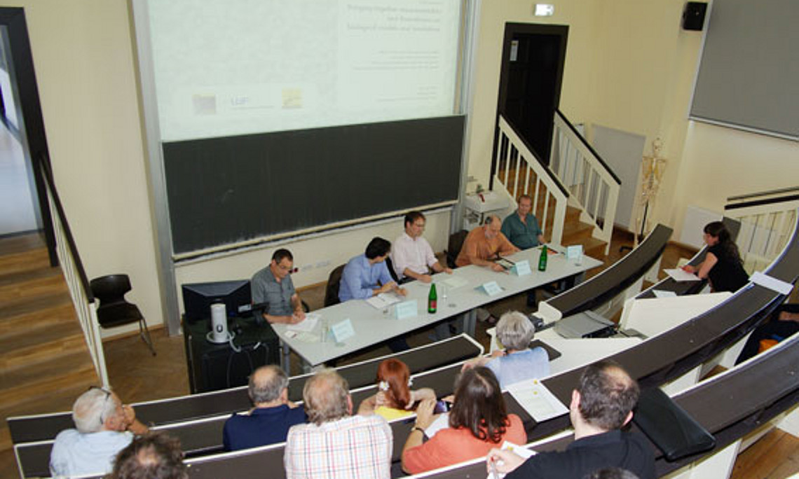 Diskussion von Theoretikern und Experimentalisten zu mathematischen Modellen an der Uni Graz.