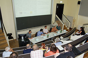 Diskussion von Theoretikern und Experimentalisten zu mathematischen Modellen an der Uni Graz.