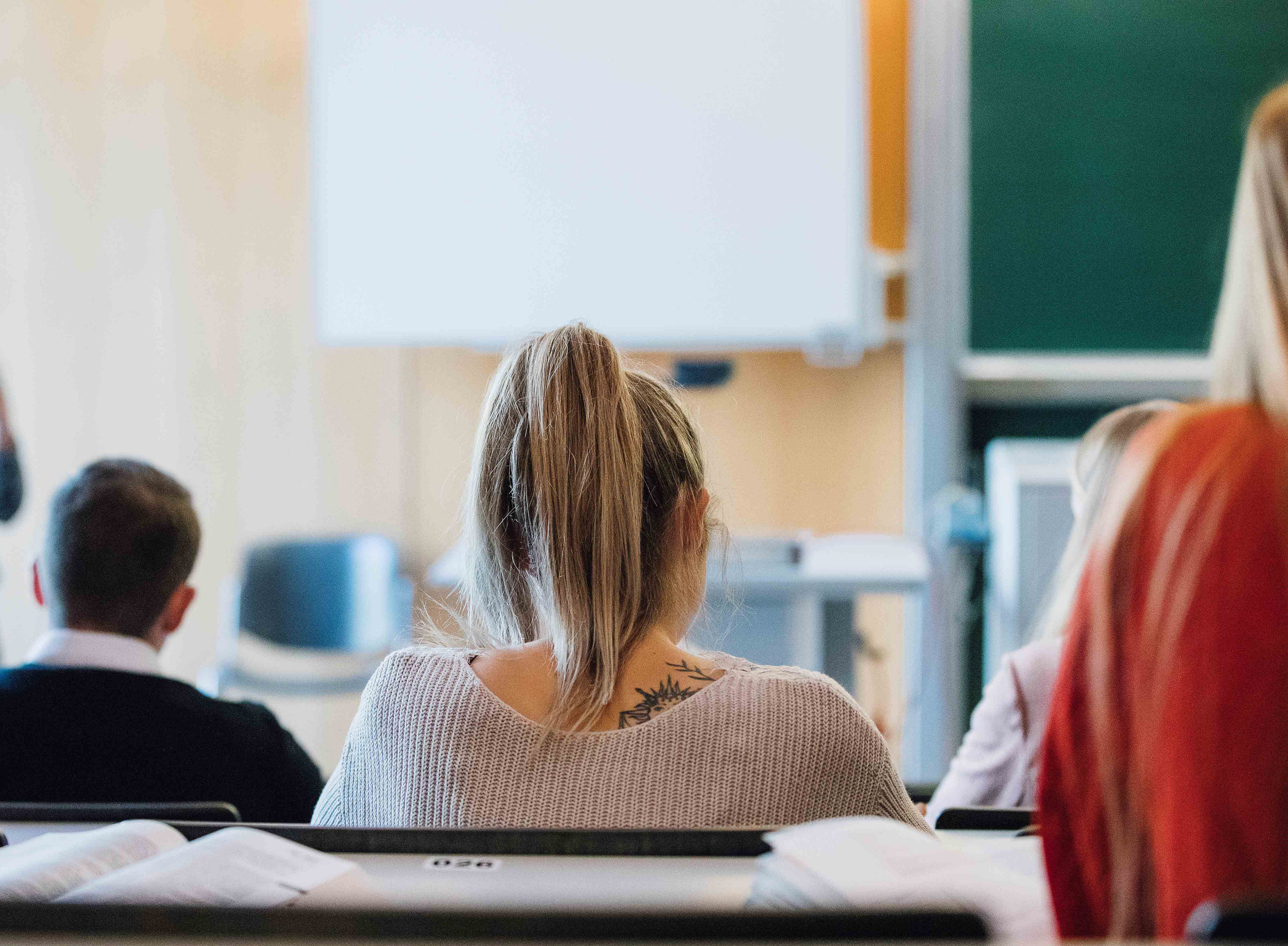 Studierende in einer Vorlesung in einem Hörsaal der Uni Graz ©Uni Graz/Kanizaj